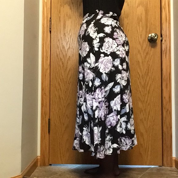 Croft & Barrow - Purple, blue & white floral skirt with black background - Picture 2 of 9